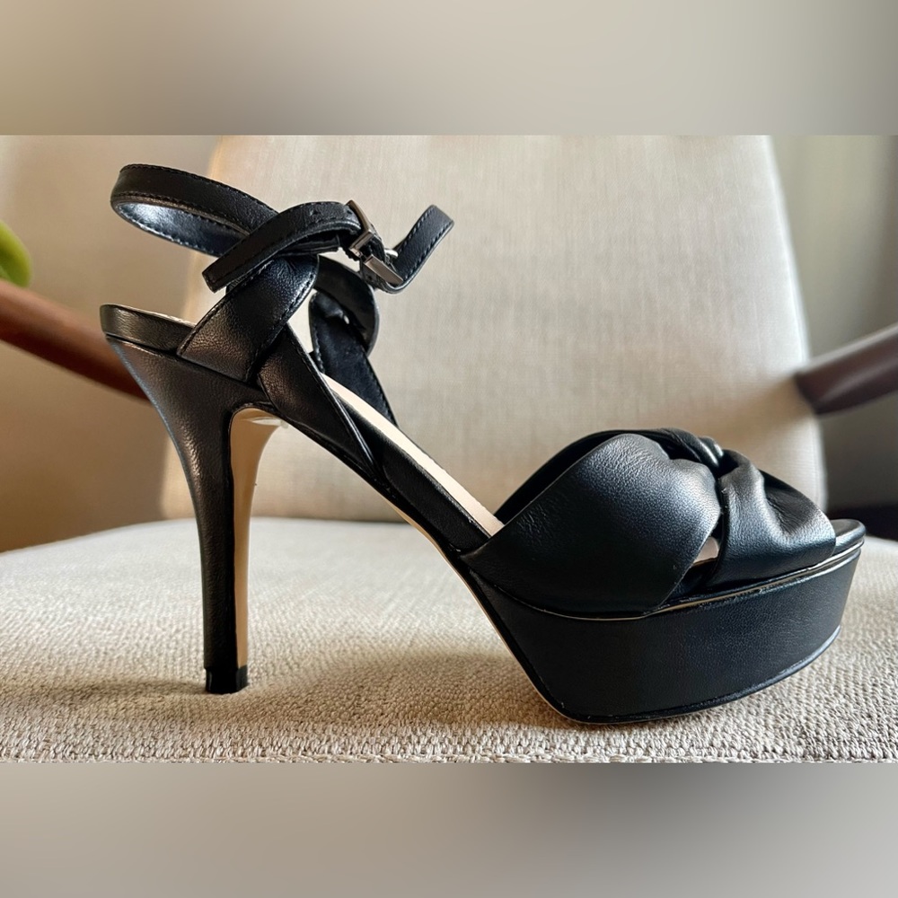 VINCE CAMUTO Philicia platform sandal. NWOB.